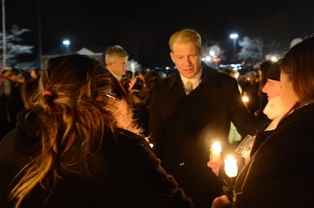 Ronai és Ronai részt vesz a Vigil Nél